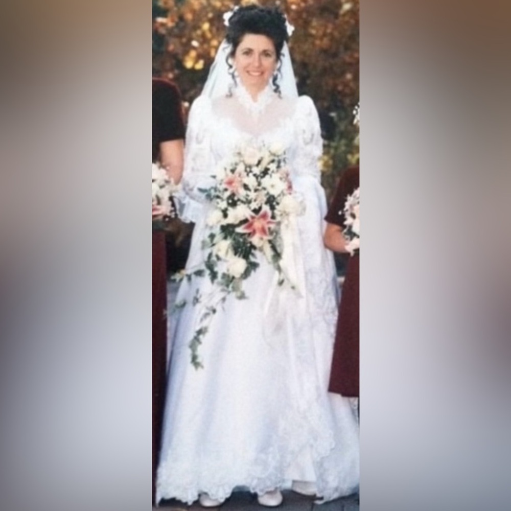 Vintage 80’s Wedding Bridal Gown with Lace & Beading Details Size 6